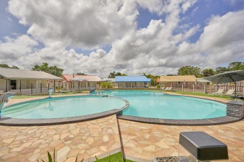 Swimming pool, Domaine du lac bleu in Saint-Laurent-du-Maroni
