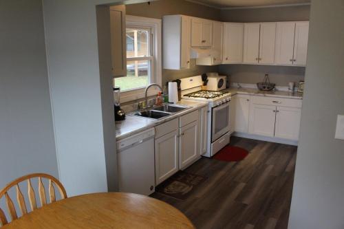 Pet-Friendly Cozy Lake Cottage and Kayaks! in 波波