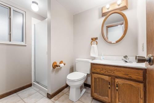Steps to Lake Mcintosh, Basement 1BR - Pine Brook Hill, CO