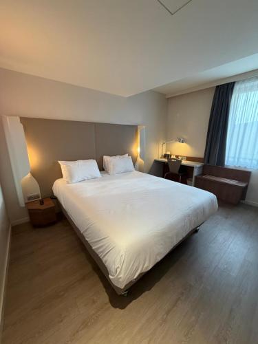1 queen bed, 1 twin bed