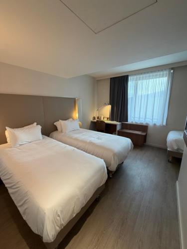 3 twin beds
