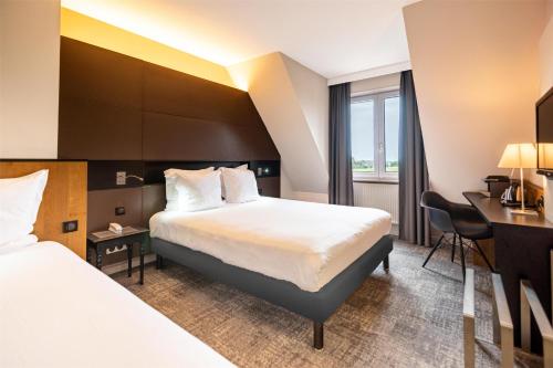 1 queen bed, 1 twin bed