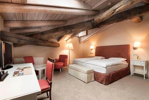 1 queen bed, 2 twin beds