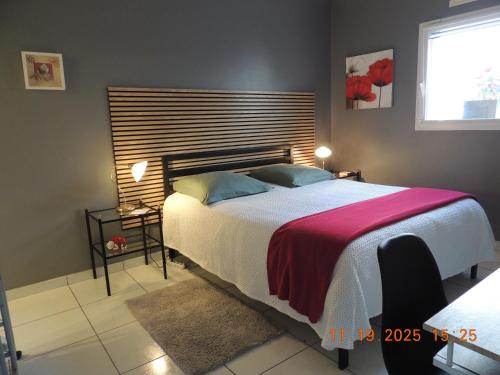 Les Coquelicots Chambre d' hote avec grand lit et salle d'eau privative pour une persone ou un couple