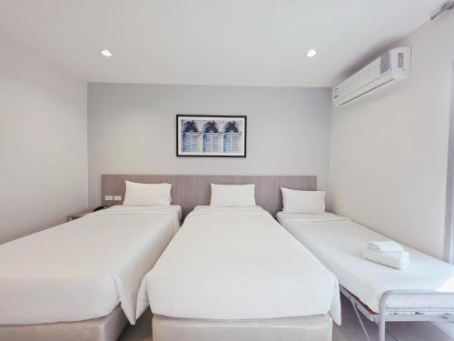 1 double bed, 1 futon bed