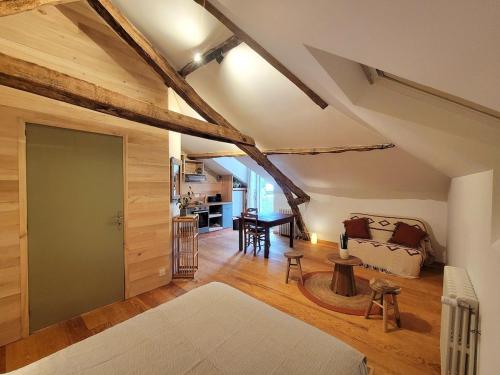 Studio de charme dans grange rénovée (Studio de charme dans grange renovee) in Lempzours
