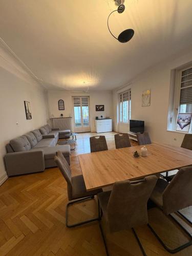2 bedrooms, 4 beds