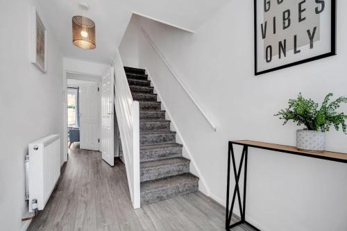 Bella Homes-Spacious 4 bedroom Modern Town house Romford - London