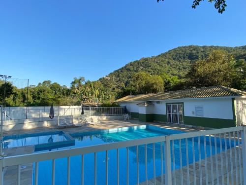 AP COM PISCINA, CHURRASQUEIRAS, AR CONDICIONADO, até 08 adultos – khách sạn tại Ubatuba Center