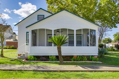 Cajun Country Getaway! Historic Lutcher Bungalow
