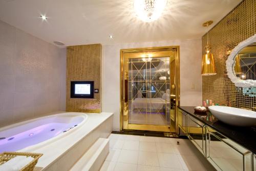 room detail thumbnail 2