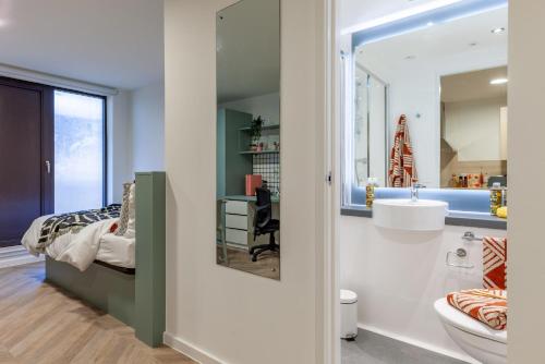 Kamar Mandi, For Students Only The Brook in Bath in Southdown