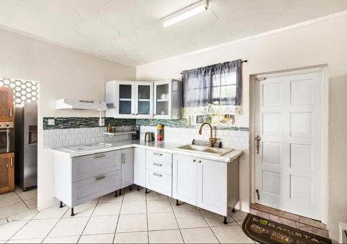 Dapur, Beautiful Oistins Home Away From Home in Oistins