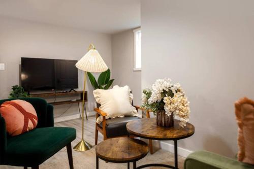 Modern Cozy Bright 2BR Lower Unit w private entry in Bryn Mawr-Skyway