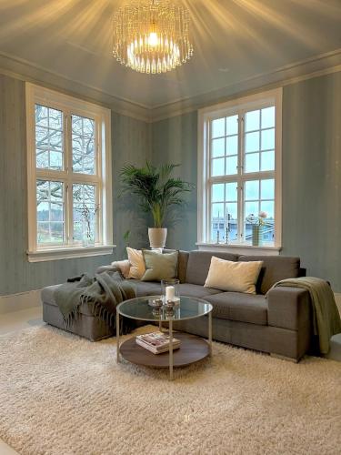 Historic villa with large garden in Лаєрвік