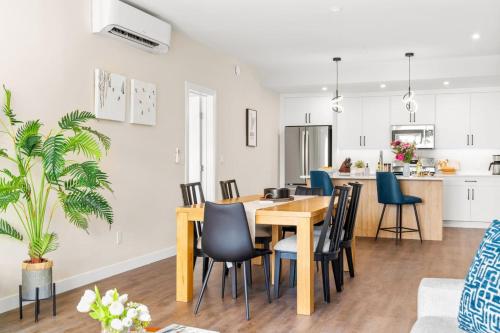 廚房, Stylish 2BR Golden Getaway with BBQ and Stunning Views in 戈爾登市區