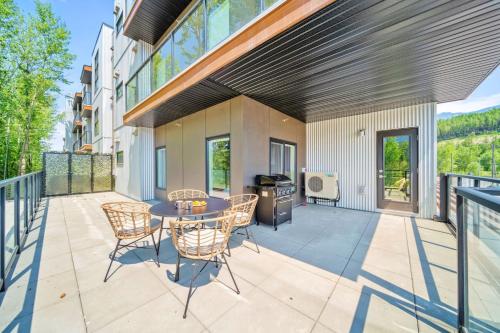 陽台/露台, Stylish 2BR Golden Getaway with BBQ and Stunning Views in 戈爾登市區