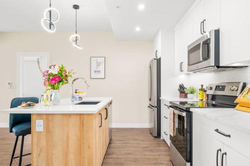 廚房, Stylish 2BR Golden Getaway with BBQ and Stunning Views in 戈爾登市區