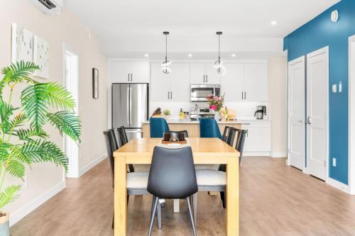 廚房, Stylish 2BR Golden Getaway with BBQ and Stunning Views in 戈爾登市區