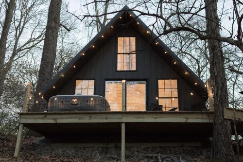 Liv's Treehouse-Honeymoon Suite-Hot Tub