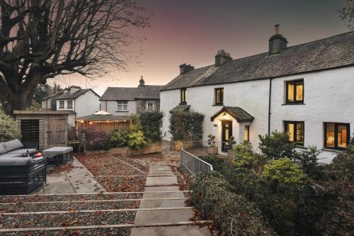 Coronation Cottages, Modernised 200-Year-Old Lake District Cottage Getaway for Two - Ridgestone in Grange Over Sands