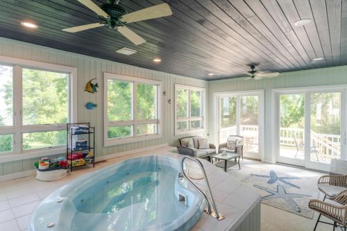 Hot Tub + Private Beach: Waterfront Urbanna Escape in Irvington (VA)