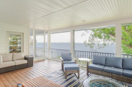 Hot Tub + Private Beach: Waterfront Urbanna Escape in Irvington (VA)