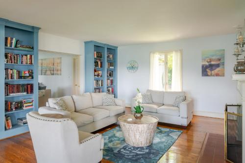 Hot Tub + Private Beach: Waterfront Urbanna Escape in Irvington (VA)