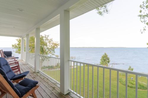 Hot Tub + Private Beach: Waterfront Urbanna Escape in Irvington (VA)