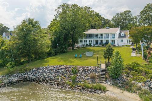 Hot Tub + Private Beach: Waterfront Urbanna Escape in Irvington (VA)