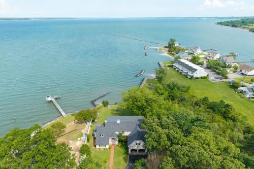 Hot Tub + Private Beach: Waterfront Urbanna Escape in Irvington (VA)