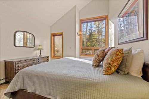 Boulder Ridge Lodge Huge Ski In Home Sleeps 22 - image 10