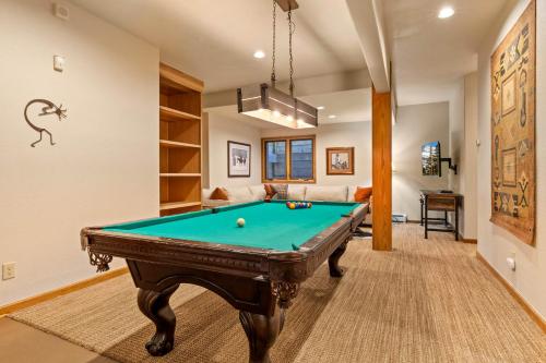 Boulder Ridge Lodge Huge Ski In Home Sleeps 22 - main image