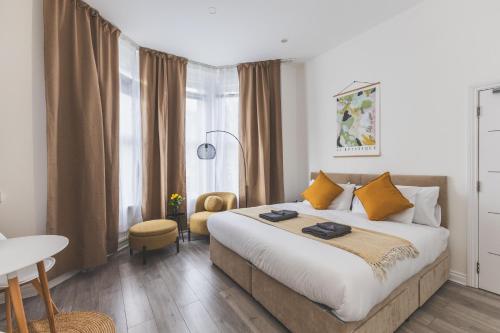 Amazing serviced accommodations for Corporate Contractors and Leisure clients Located at a walking distance from three majors Underground and Overground stations, Londres
