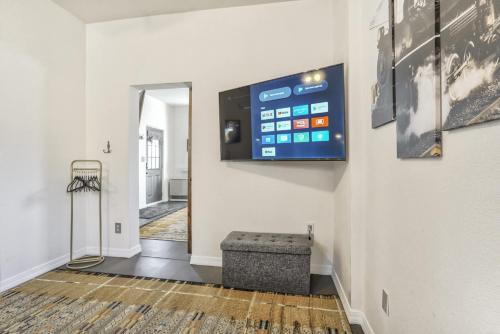 MountainViews FirePit SmartTV AC WD SelfEntry in Colorado Springs, USA