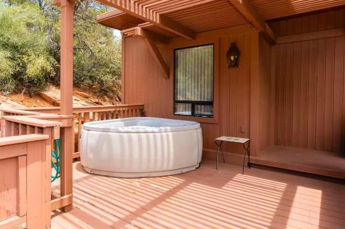 Sedona Views B&B and Luxury Creekside Cabins