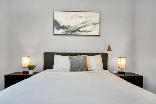 Prime and Modern Downtown Stay - image 7