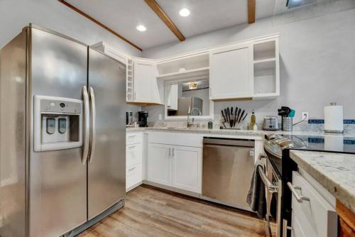 Prime and Modern Downtown Stay - image 2