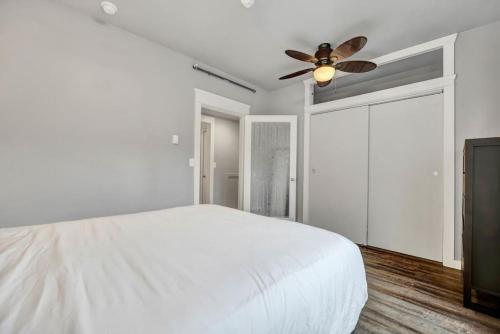 Prime and Modern Downtown Stay - image 8
