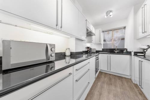 DIVINE Apartment with BALCONY on Harrods - image 6