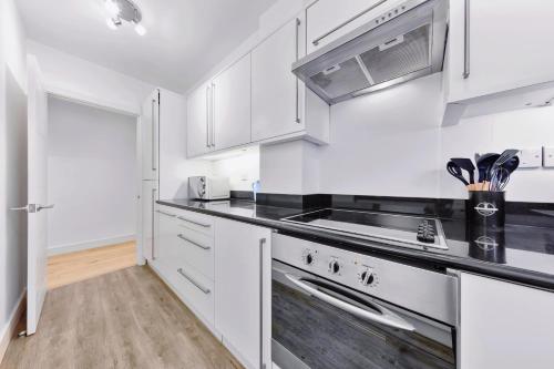 DIVINE Apartment with BALCONY on Harrods - image 5