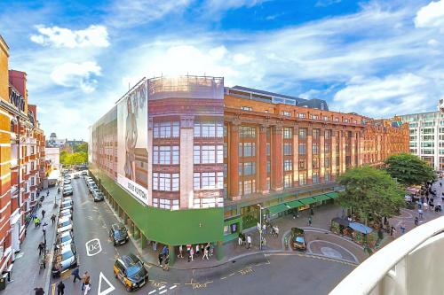 DIVINE Apartment with BALCONY on Harrods - image 7