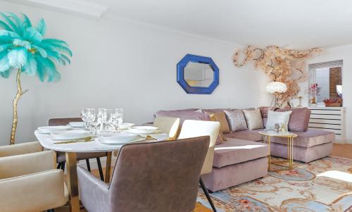 DIVINE Apartment with BALCONY on Harrods - image 13