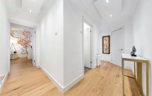 DIVINE Apartment with BALCONY on Harrods - image 14
