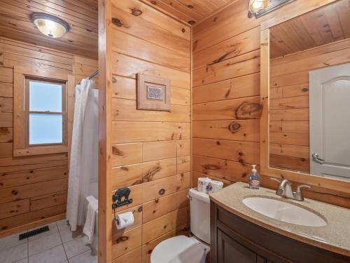 Spectacular Log Cabin Home 45 minutes to Asheville in Marion, USA