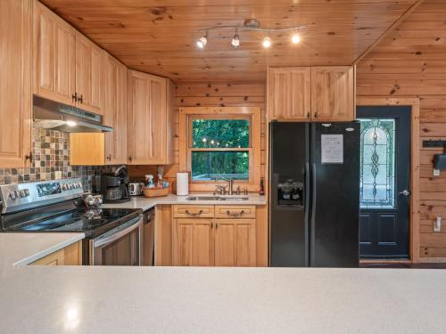 Spectacular Log Cabin Home 45 minutes to Asheville in Marion, USA