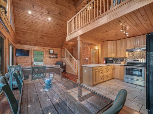 Spectacular Log Cabin Home 45 minutes to Asheville in Marion (NC)