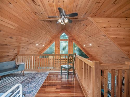 Spectacular Log Cabin Home 45 minutes to Asheville in Marion (NC)