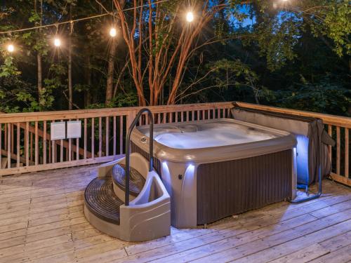 Spectacular Log Cabin Home 45 minutes to Asheville in Marion (NC)