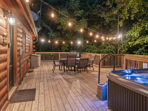 Spectacular Log Cabin Home 45 minutes to Asheville in Marion (NC)